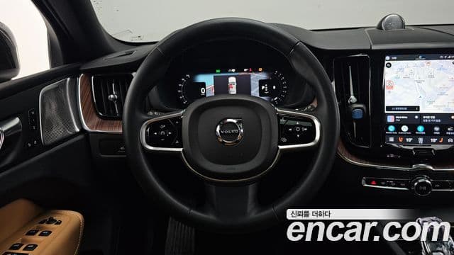 Volvo XC60 2022 — ფოტო 13/20
