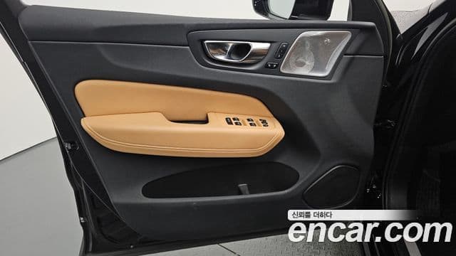 Volvo XC60 2022 — Photo 9/37