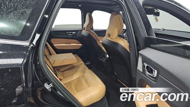 Volvo XC60 2022 — Photo 13/37