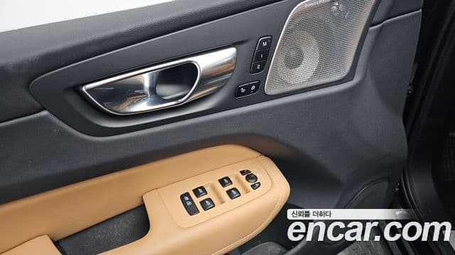 Volvo XC60 2022 — Photo 16/37
