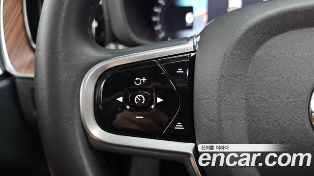 Volvo XC60 2022 — Photo 2/37