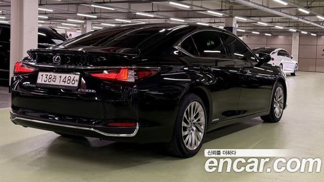 Lexus ES300h 2022 — Photo 6/20