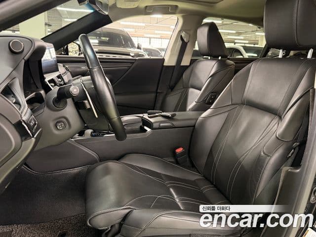 Lexus ES300h 2022 — Photo 13/20