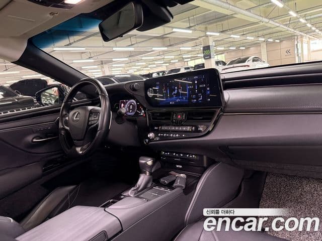 Lexus ES300h 2022 — Photo 5/20