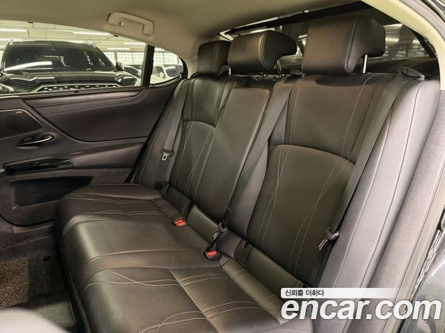 Lexus ES300h 2022 — Photo 7/20