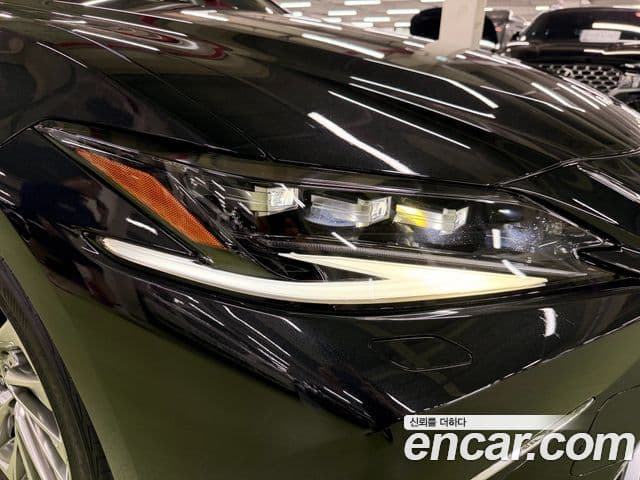 Lexus ES300h 2022 — Photo 2/20