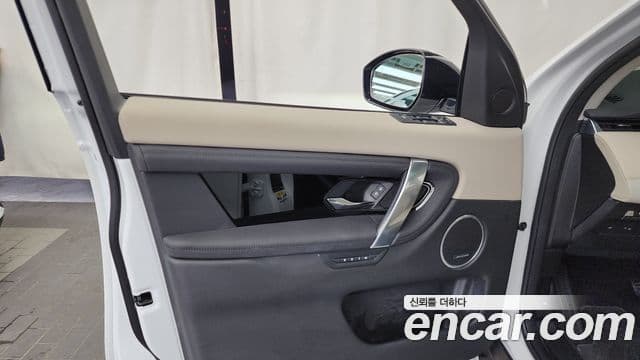 Land Rover Discovery Sport 2023 — Photo 10/33