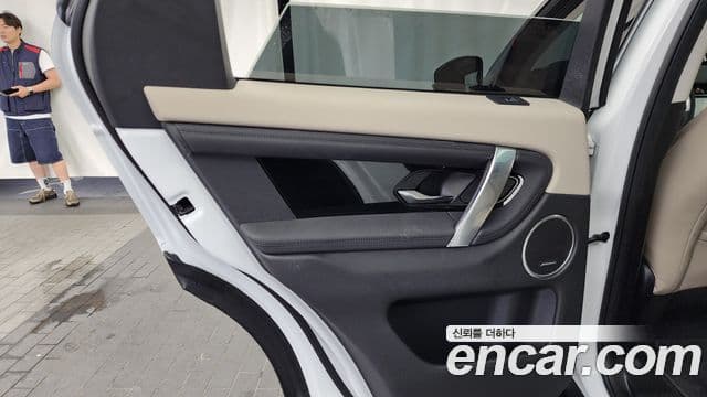 Land Rover Discovery Sport 2023 — Photo 14/33