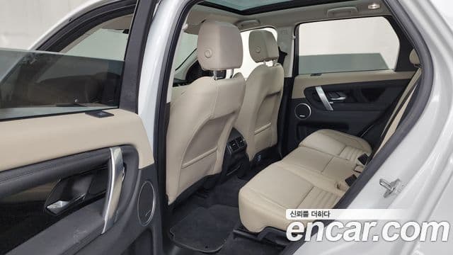 Land Rover Discovery Sport 2023 — Photo 28/33