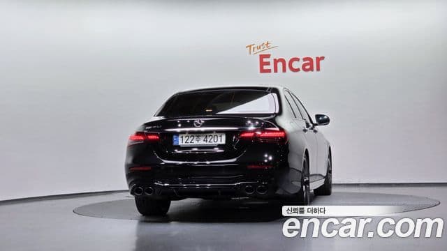 Mercedes-Benz E-Class 2022 — ფოტო 4/20