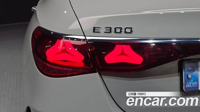 Mercedes-Benz E-Class 2024 — Photo 10/36