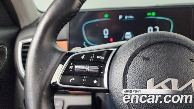 Kia Seltos 2023 — ფოტო 17/20