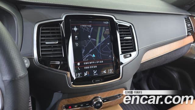 Volvo XC90 2018 — Şəkil 12/20