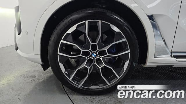 BMW X7 2023 — ფოტო 16/20