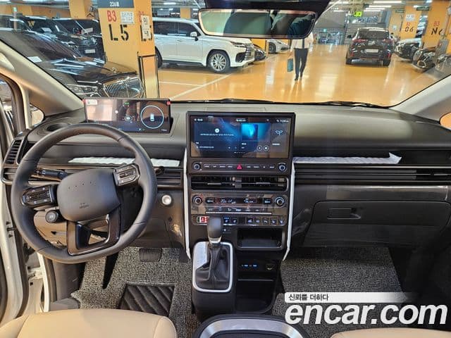 Hyundai Staria 2026 — Photo 2/20