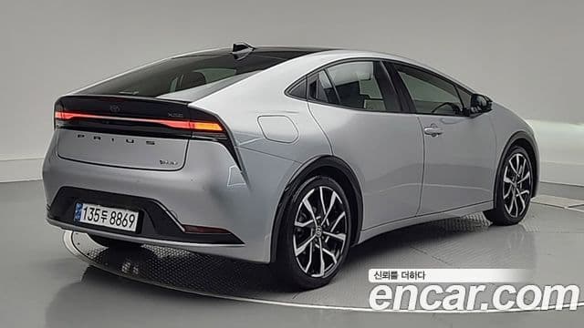 Toyota Prius 2024 — ფოტო 2/19
