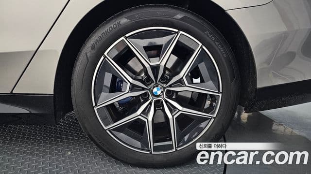 BMW 5 Series 2025 — Photo 31/37