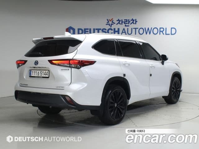 Toyota Highlander 2023 — Фото 1/20