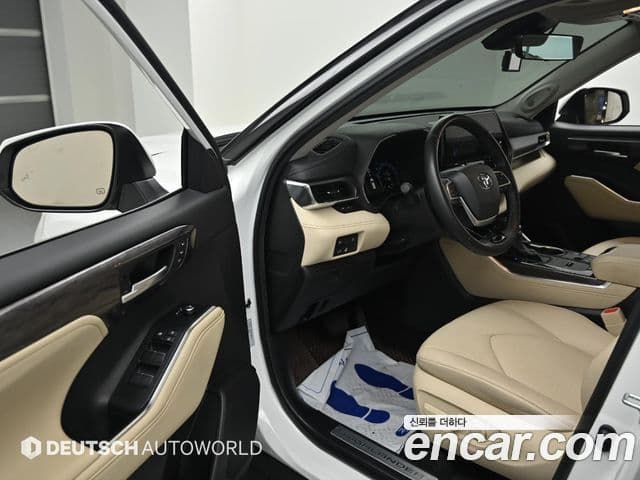 Toyota Highlander 2023 — Фото 11/20