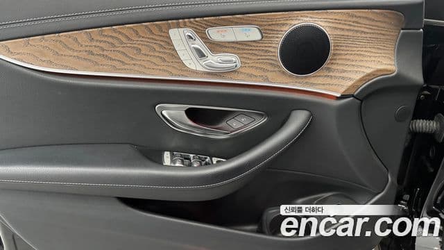 Mercedes-Benz E-Class 2021 — ფოტო 13/20