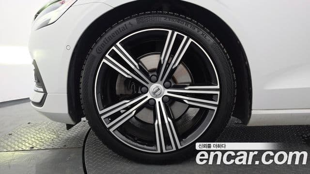 Volvo S60 2021 — ფოტო 5/20