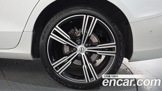 Volvo S60 2021 — Photo 7/36