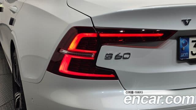 Volvo S60 2021 — Photo 14/36