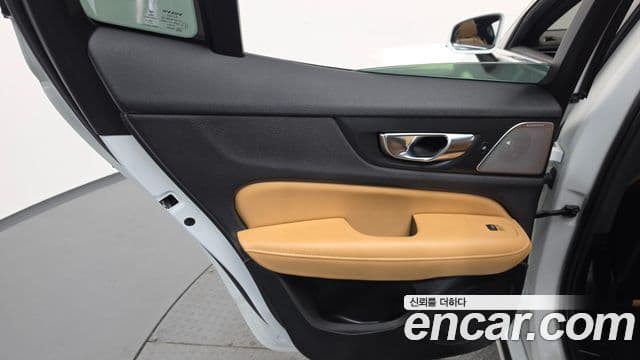 Volvo S60 2021 — Photo 16/36