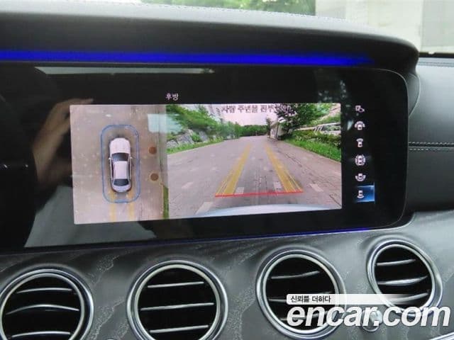 Mercedes-Benz E-Class 2020 — ფოტო 15/20