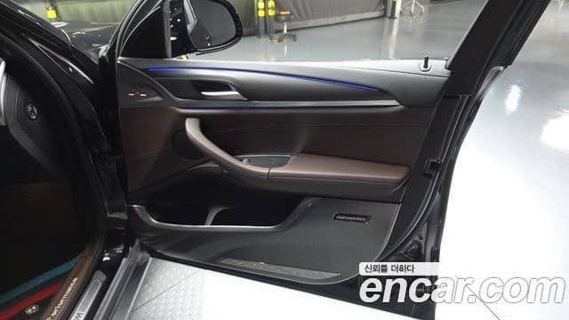 BMW X4 2021 — Şəkil 28/33