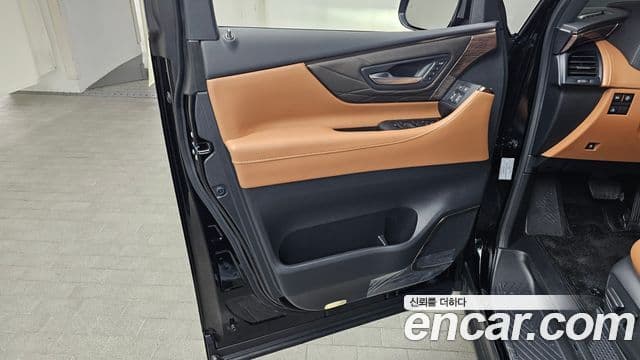 Toyota Alphard 2025 — Photo 20/34