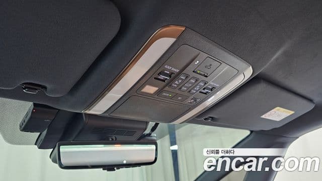 Toyota Alphard 2025 — Photo 19/34