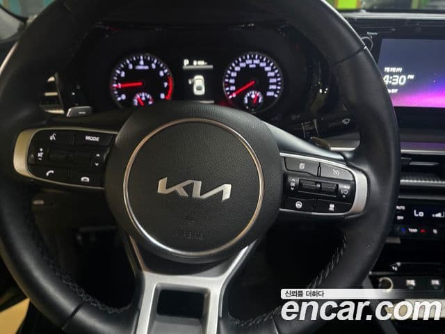 Kia K5 2023 — ფოტო 15/19