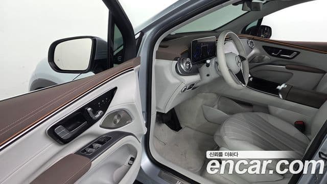 Mercedes-Benz EQS SUV 2023 — ფოტო 18/34