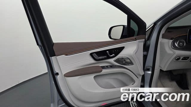 Mercedes-Benz EQS SUV 2023 — ფოტო 23/34