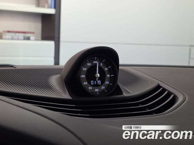 Porsche Taycan 2025 — ფოტო 18/20