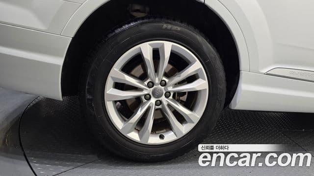 Audi Q7 2019 — ფოტო 5/20