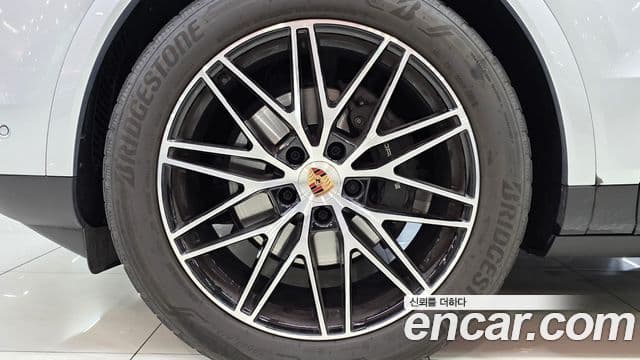 Porsche Cayenne 2025 — Şəkil 18/19