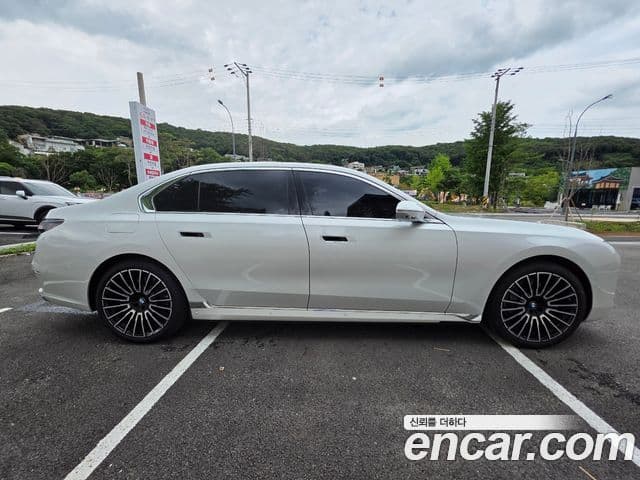 BMW i7 2026 — ფოტო 8/12