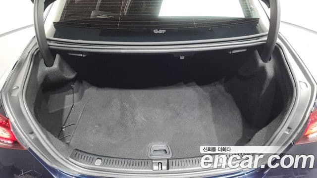 Mercedes-Benz E-Class 2021 — ფოტო 19/20