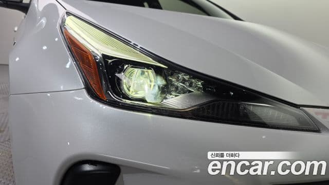 Toyota Prius 2022 — ფოტო 13/29