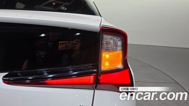 Toyota Prius 2022 — ფოტო 1/29