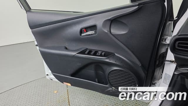 Toyota Prius 2022 — ფოტო 4/29
