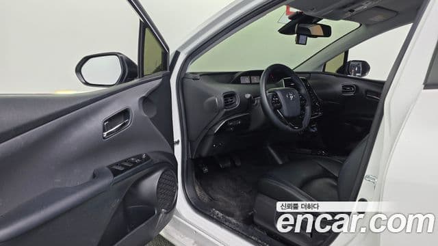 Toyota Prius 2022 — ფოტო 9/29