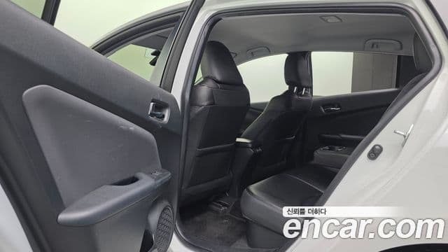 Toyota Prius 2022 — ფოტო 23/29
