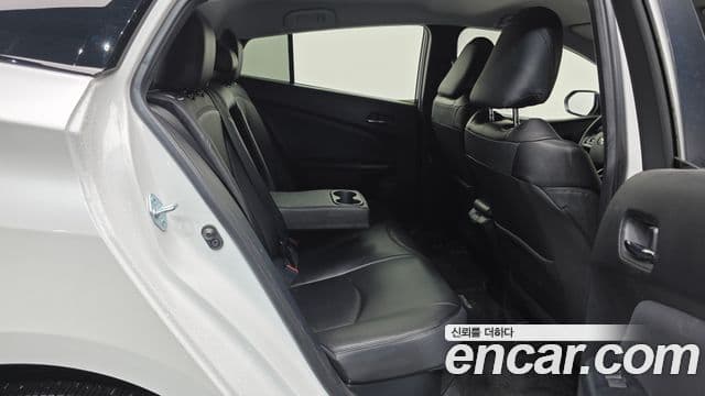 Toyota Prius 2022 — ფოტო 10/29