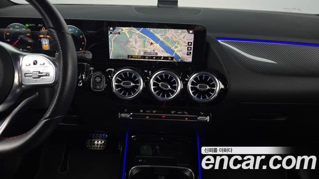 Mercedes-Benz GLA-Class 2020 — ფოტო 13/20