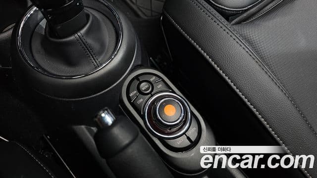 Mini Cooper 2020 — ფოტო 18/20