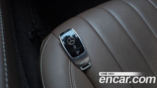 Mercedes-Benz E-Class 2019 — ფოტო 18/20