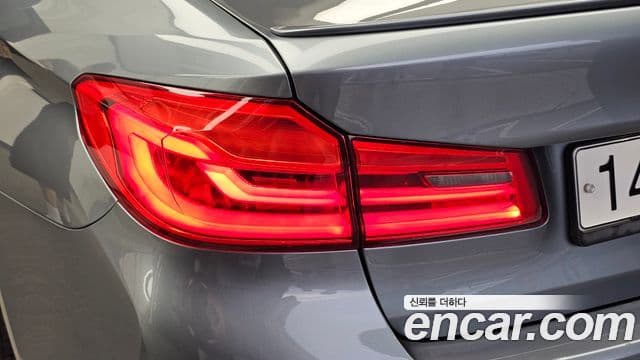 BMW 5 Series 2018 — ფოტო 8/30